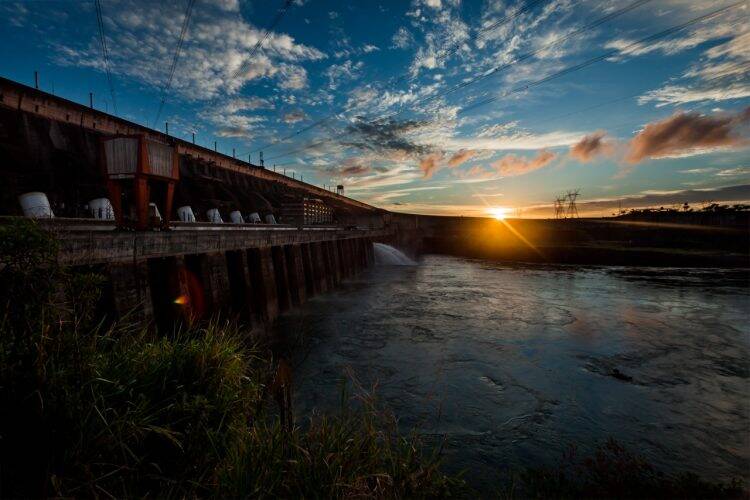 Segunda operação de Itaipu permite escoamento de mais de cem barcaças paraguaias