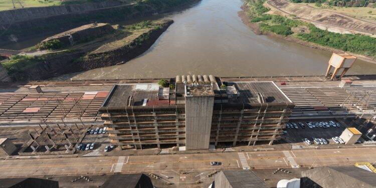 Segunda operação de Itaipu permite escoamento de mais de cem barcaças paraguaias