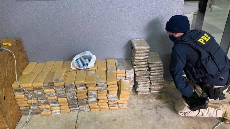 PRF apreende 206 quilos de maconha escondida dentro de mesas que estavam em ônibus