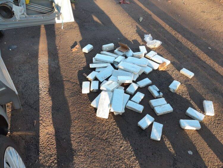 PRF apreende maconha transportada de forma oculta em veículo
