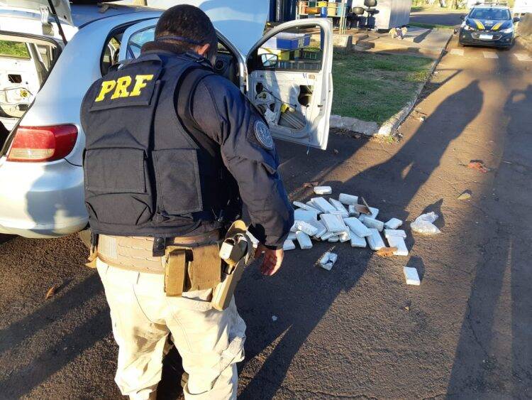PRF apreende maconha transportada de forma oculta em veículo