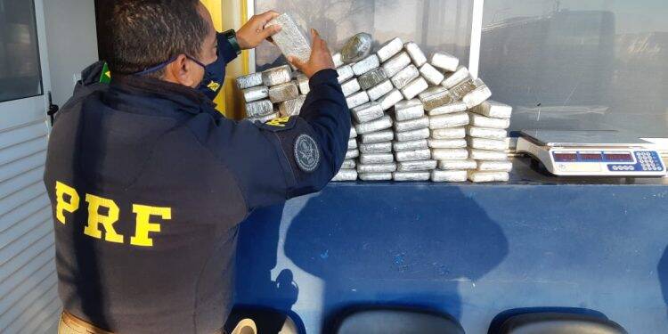 PRF apreende maconha transportada de forma oculta em veículo