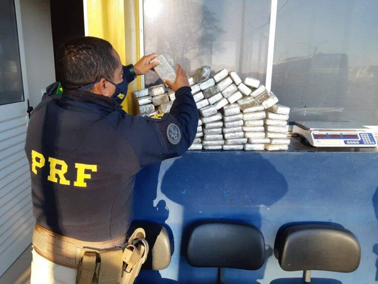 PRF apreende maconha transportada de forma oculta em veículo