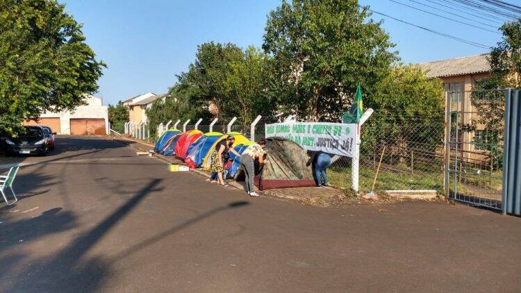Ex-moradores do Duque de Caxias voltam a acampar em frente ao condomínio