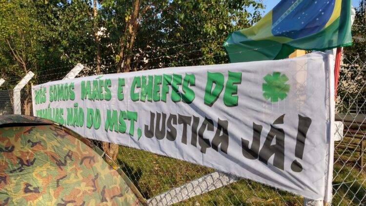 Ex-moradores do Duque de Caxias voltam a acampar em frente ao condomínio
