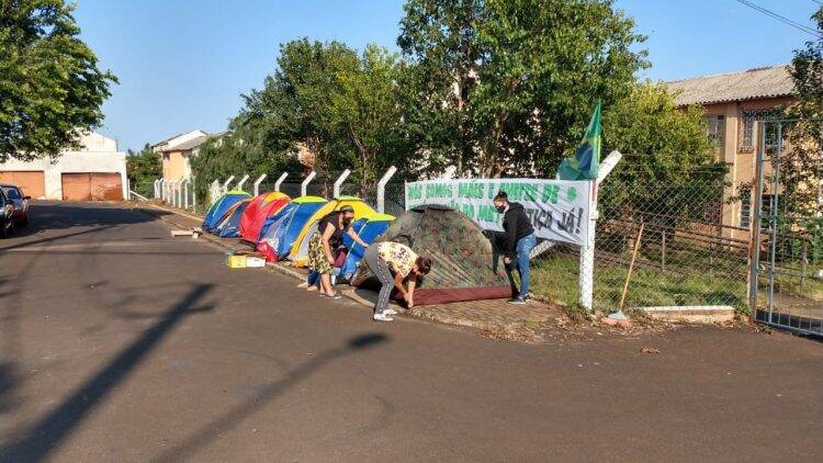 Ex-moradores do Duque de Caxias voltam a acampar em frente ao condomínio