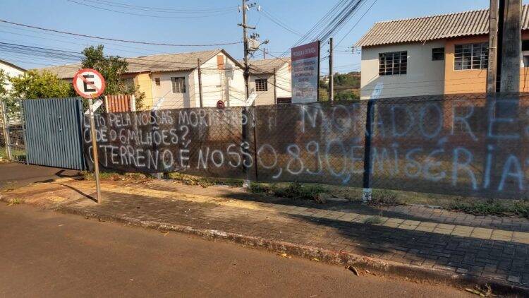 Ex-moradores do Duque de Caxias voltam a acampar em frente ao condomínio