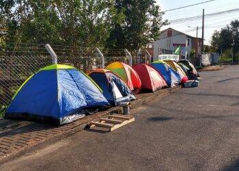 Ex-moradores do Duque de Caxias voltam a acampar em frente ao condomínio