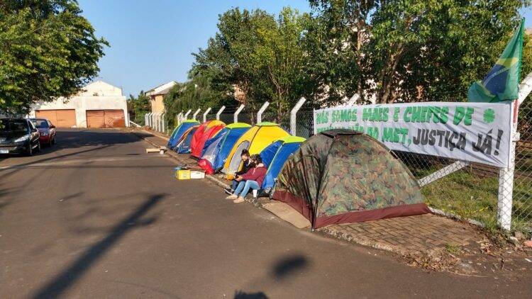 Ex-moradores do Duque de Caxias voltam a acampar em frente ao condomínio