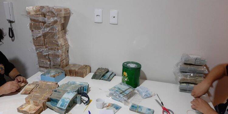 Operação da Polícia Federal cumpre quatro mandados de prisão em Foz