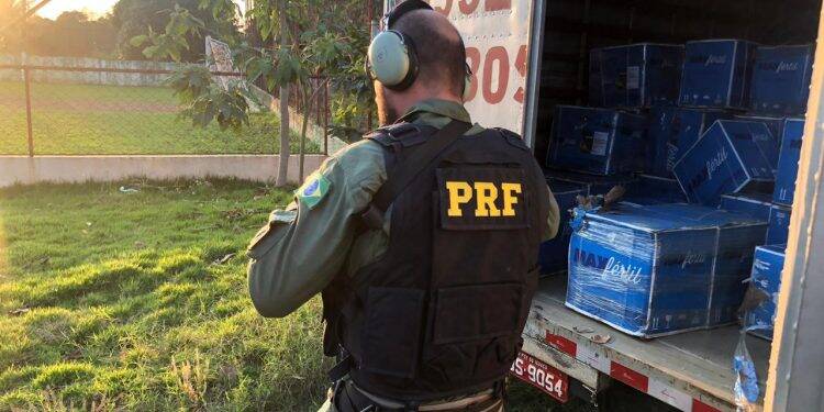 PRF e PM recuperam caminhão roubado carregado com agrotóxicos em Foz do Iguaçu