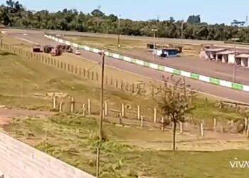 Blindado do Exército tomba durante treinamento no autódromo em Cascavel