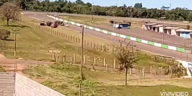 Blindado do Exército tomba durante treinamento no autódromo em Cascavel