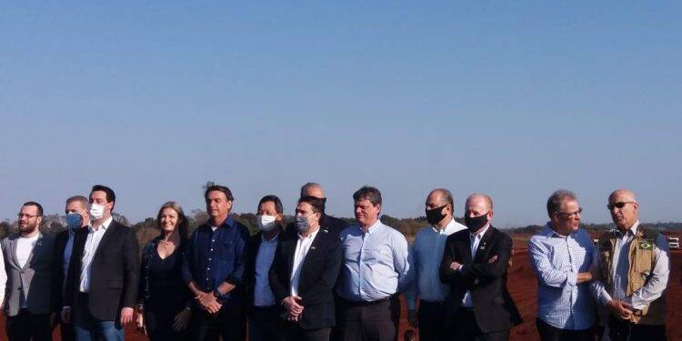 Bolsonaro vistoria obra de ampliação da pista do Aeroporto de Foz do Iguaçu