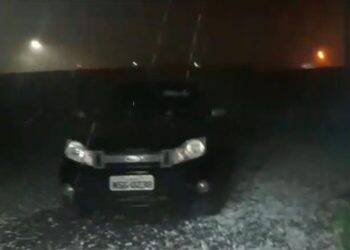 Temporal e chuva de granizo destelhou várias casas e causou estragos no oeste