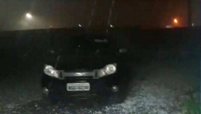 Temporal e chuva de granizo destelhou várias casas e causou estragos no oeste