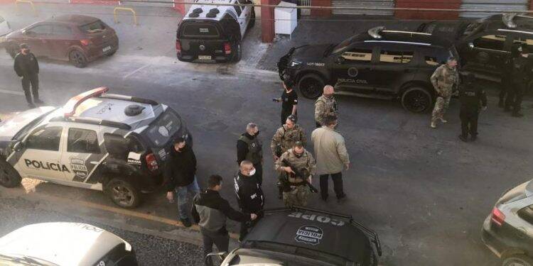 Polícia Civil prende 11 pessoas suspeitas de liderar tráfico de drogas em Curitiba