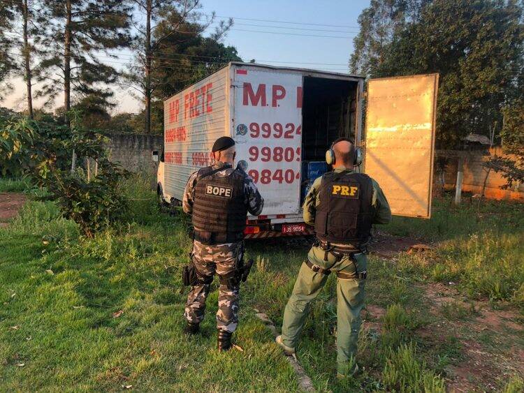 PRF e PM recuperam caminhão roubado carregado com agrotóxicos em Foz do Iguaçu