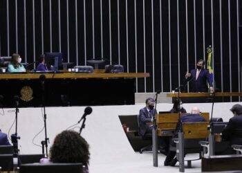 Deputados mantêm proibição a reajuste de servidores públicos que atuam no combate à Covid-19