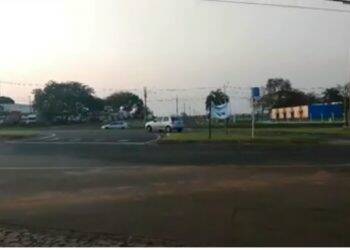 Com acesso fechado, motoristas se arriscam na contramão para acessar BR-277