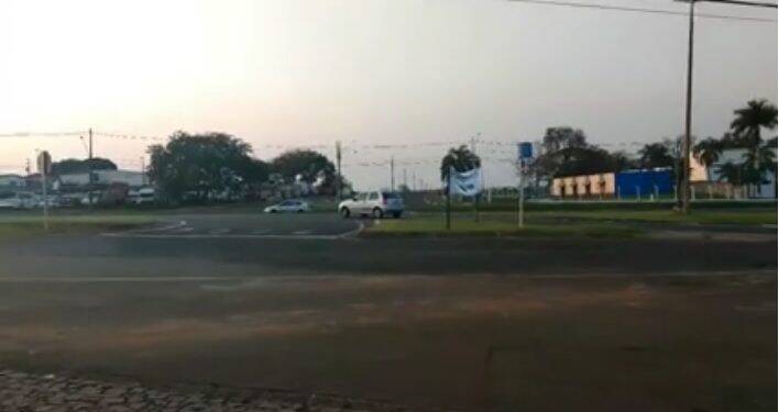 Com acesso fechado, motoristas se arriscam na contramão para acessar BR-277