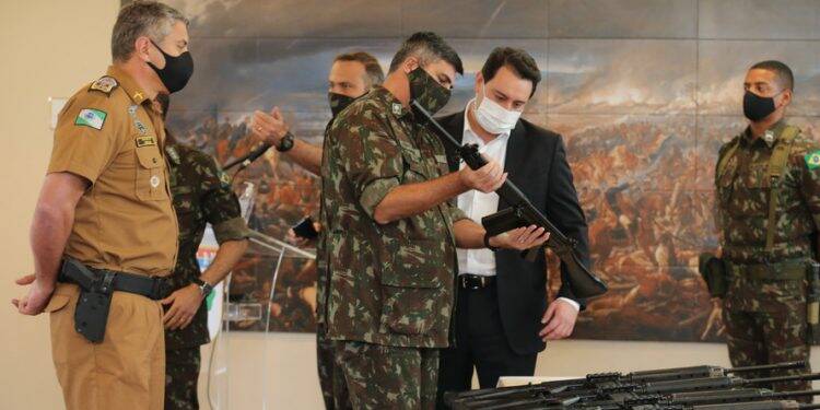 Estado recebe 100 fuzis do Exército para reforçar segurança pública