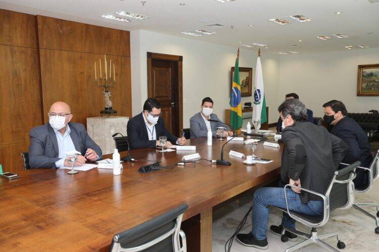 Ratinho apresenta projeto de ferrovia que inclui trecho até Foz à deputados do Paraná