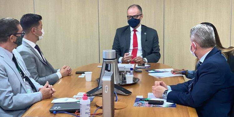 Governo submeterá protocolo da vacina russa à Anvisa em até 30 dias