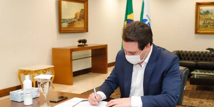 Governo cria comitê para discutir vacinas contra coronavírus no Paraná