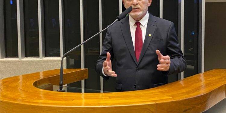 Vermelho pede reabertura da Ponte da Amizade para reativar a economia na Câmara