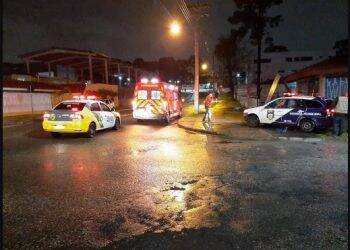 Curitiba: Mulher empresta celular de vizinho e marido enciumado esfaqueia rapaz