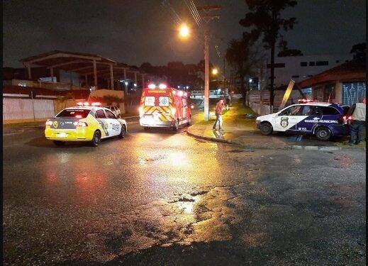 Curitiba: Mulher empresta celular de vizinho e marido enciumado esfaqueia rapaz