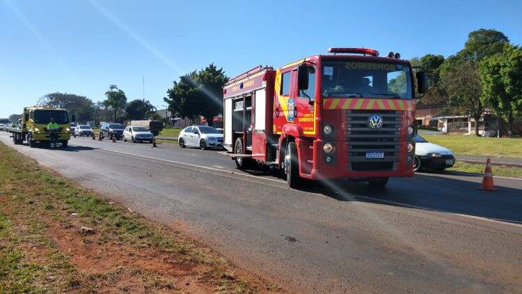 Acidente entre caminhão e carreta deixa motorista ferido na 277
