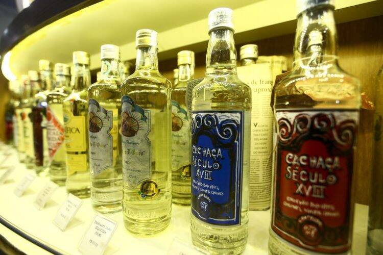 Da proibição ao domínio do mercado: o caminho da cachaça no Brasil