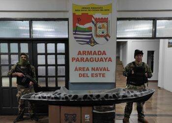 Caiaque com eletrônicos é apreendido no lado paraguaio do Rio Paraná