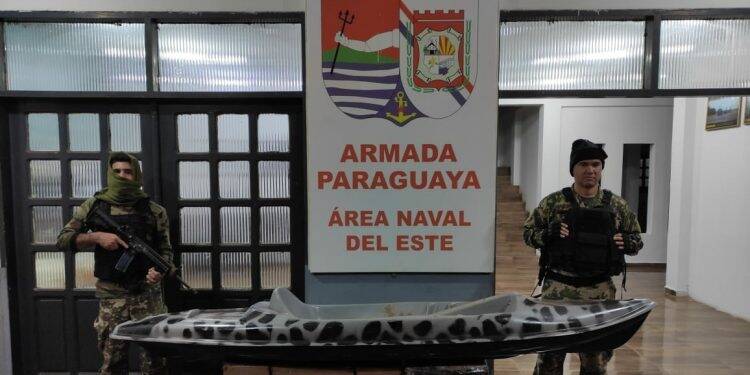 Caiaque com eletrônicos é apreendido no lado paraguaio do Rio Paraná