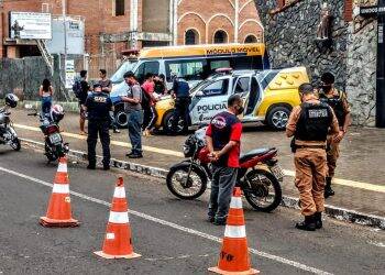Forças de segurança realizam blitz para fiscalizar motocicletas irregulares em Foz