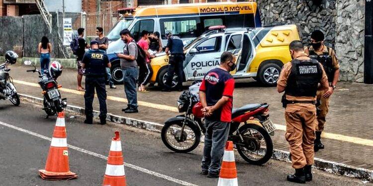Forças de segurança realizam blitz para fiscalizar motocicletas irregulares em Foz