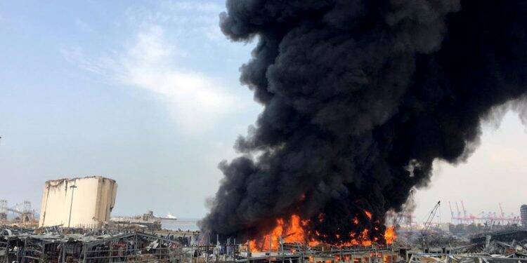 Incêndio atinge Porto de Beirute, onde há um mês houve megaexplosão