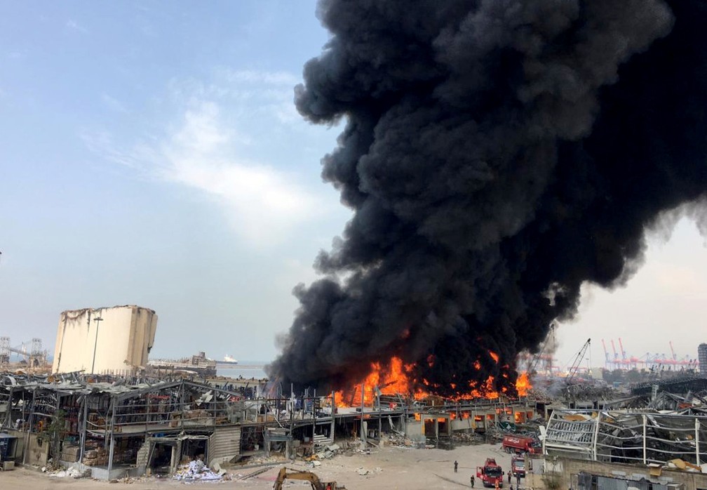 Incêndio atinge Porto de Beirute, onde há um mês houve megaexplosão