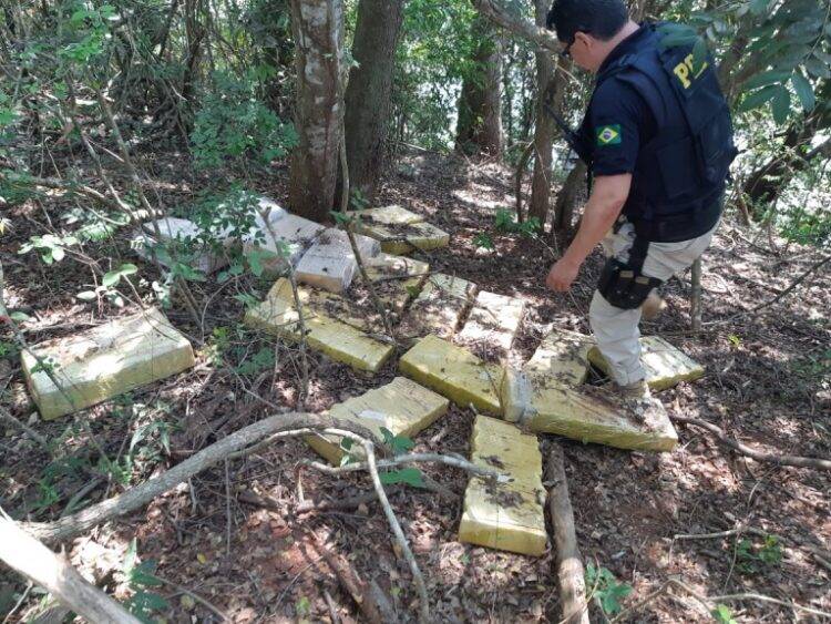 No fim de semana, PRF apreende 297 quilos de maconha e cerca de 50 mil maços de cigarro no Paraná