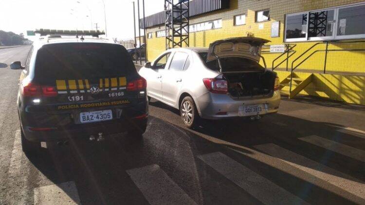 No fim de semana, PRF apreende 297 quilos de maconha e cerca de 50 mil maços de cigarro no Paraná