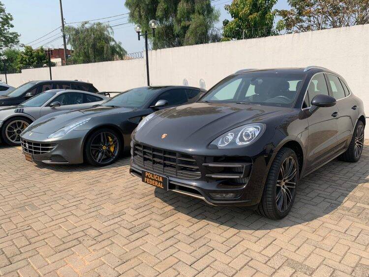 Operação da PF apreende veículos de luxo superesportivos em Maringá
