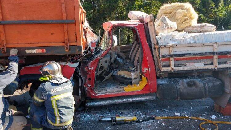 Acidente entre caminhão e carreta deixa motorista ferido na 277