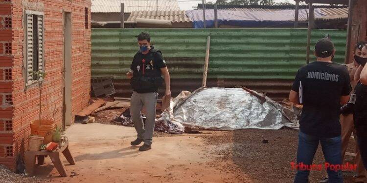 Rapaz é assassinado no Bubas e após perícia, casa da vítima é incendiada