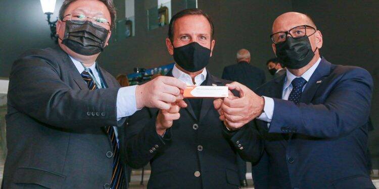 Covid-19: estudo com 50 mil pessoas aponta segurança da vacina chinesa