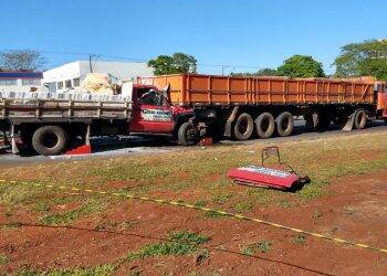 Acidente entre caminhão e carreta deixa motorista ferido na 277