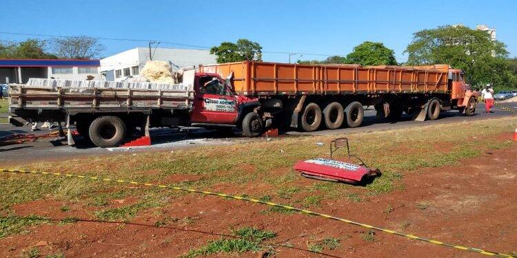 Acidente entre caminhão e carreta deixa motorista ferido na 277