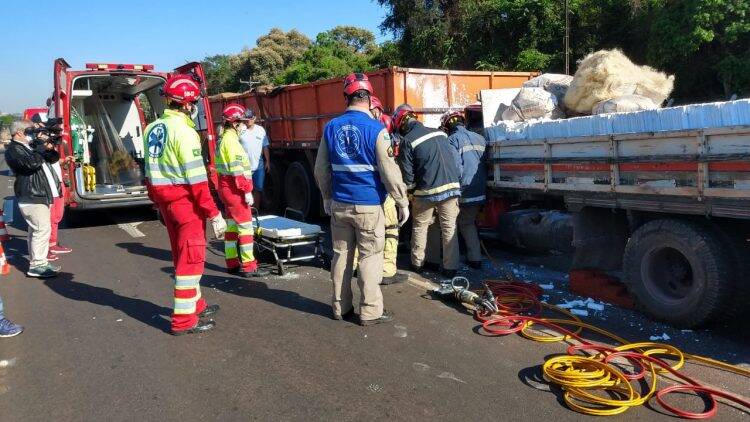 Acidente entre caminhão e carreta deixa motorista ferido na 277