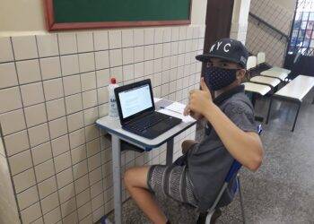 Escola em Foz abre estrutura para auxiliar estudantes sem acesso à internet